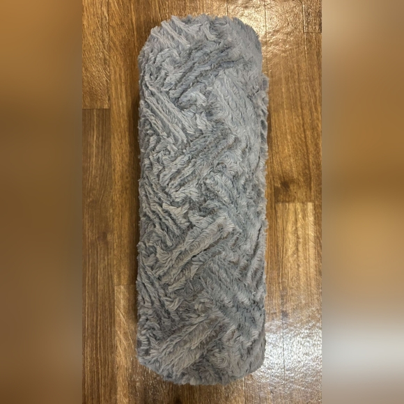 Limited edition soft gray plush throw - Picture 13 of 17